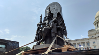 El Templo Satánico demanda a Netflix y Warner alegando que la serie <i>Sabrina</i> copió su estatua de una deidad con cabeza de cabra<em></em>